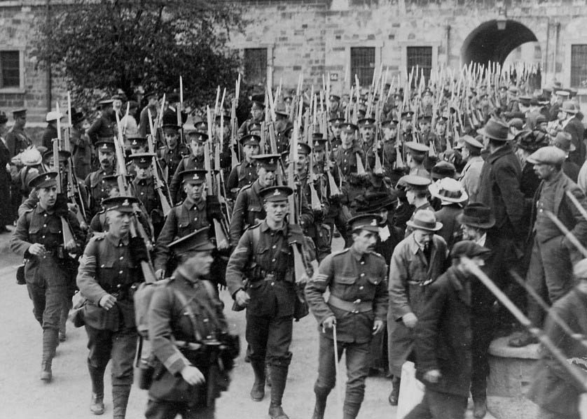 1915 – 7TH BATTALION ROYAL DUBLINFUSILIERS LEAVE THE ROYAL BARRACKS ( NOW COLLINS BARRACKS)